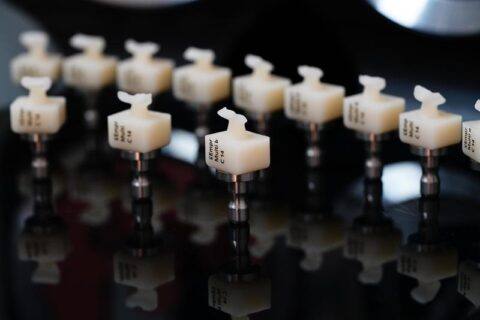 DentalTechnology Lucrări disilicat de litiu realizate prin frezare CAM