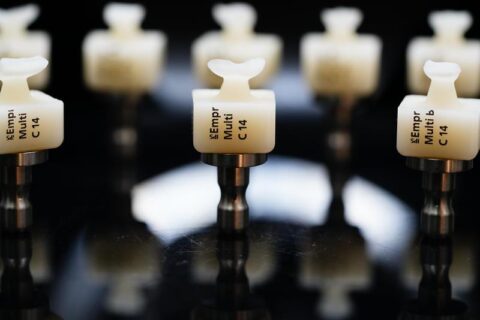 DentalTechnology Lucrări disilicat de litiu realizate prin frezare CAM